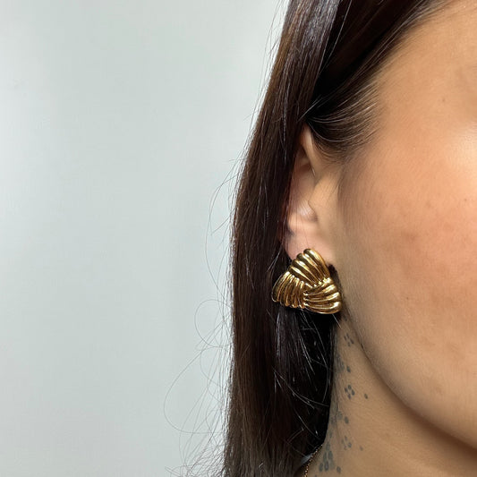 Boucles d’oreilles Hilda dorées portées en acier inoxydable - design triangle strié - monalya