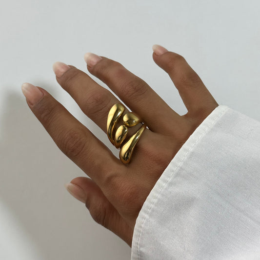 Bague Nola dorée en acier inoxydable portée au doigt – bague double vague organique – bijou résistant à l’eau – Monalya