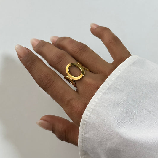 Bague Aurèa dorée en acier inoxydable portée au doigt – bijou minimaliste résistant à l’eau – Monalya