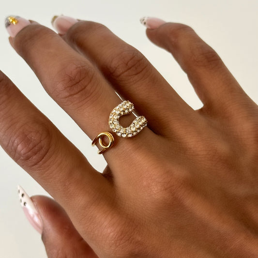 Bague Billie ajustable en acier inoxydable plaqué or 18K avec design en forme d’épingle et zircons scintillants zoom portée.