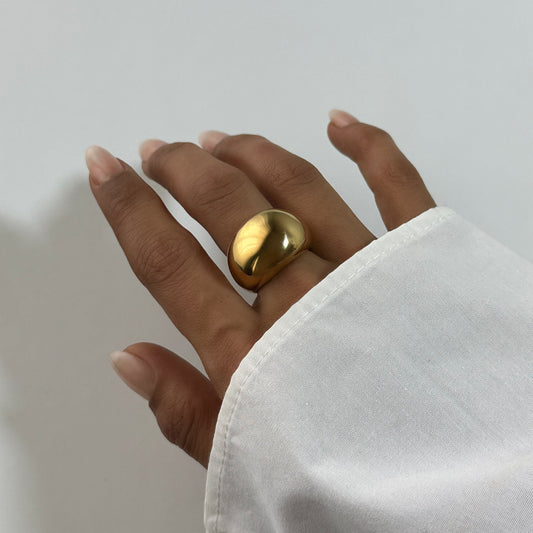 Bague Cyra dorée en acier inoxydable portée au doigt – bague dôme minimaliste – bijou résistant à l’eau – Monalya