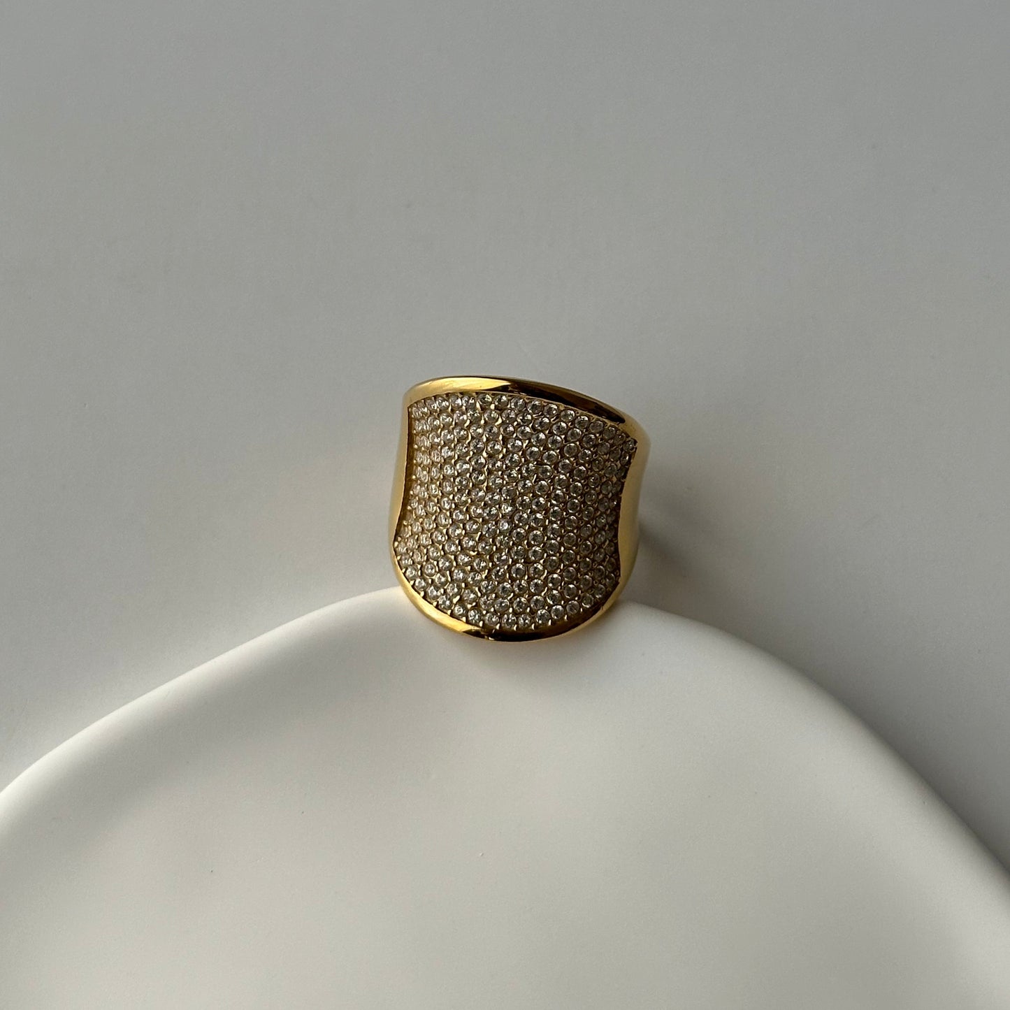 Bague Elektra dorée en acier inoxydable avec zircons – bijou résistant à l’eau – Monalya