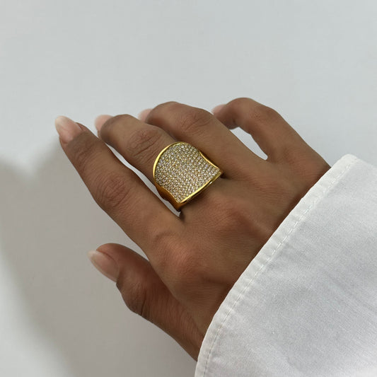 Bague Elektra dorée en acier inoxydable portée au doigt – bague avec zircons – bijou résistant à l’eau – Monalya