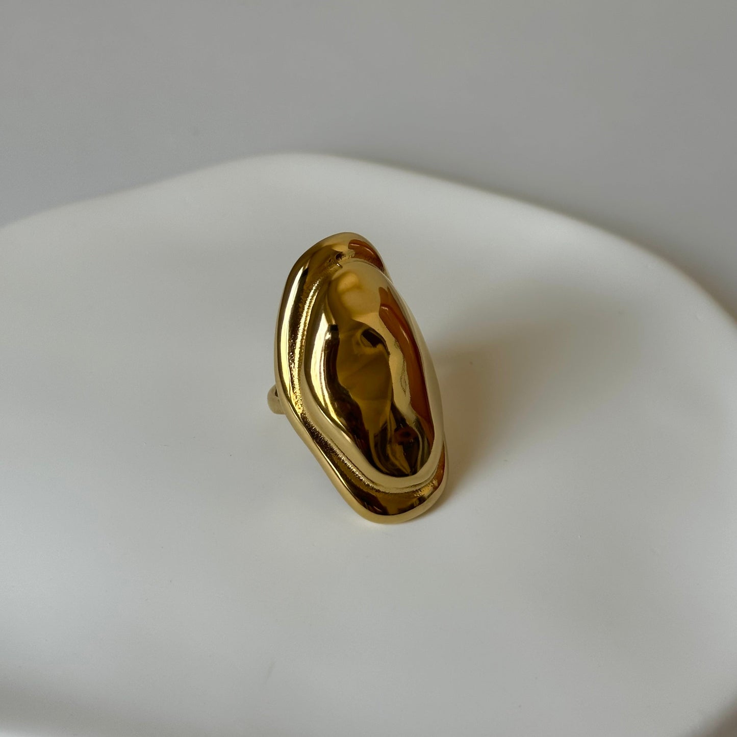 Bague Freya dorée en acier inoxydable – grande bague sculpturale, style organique – bijou résistant à l’eau – Monalya