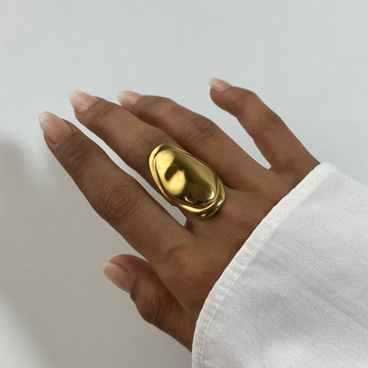Bague Freya dorée en acier inoxydable portée au doigt – grande bague sculpturale, style organique – bijou résistant à l’eau – Monalya