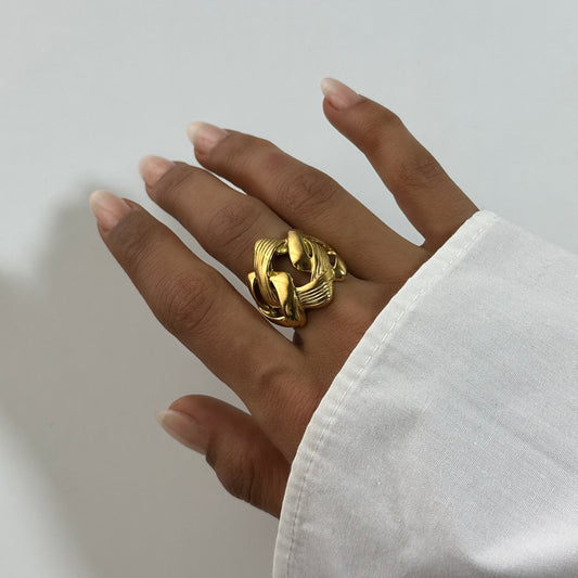 Bague Gaïa dorée en acier inoxydable portée au doigt – bague tressée et texturée, style artisanal – bijou résistant à l’eau – Monalya