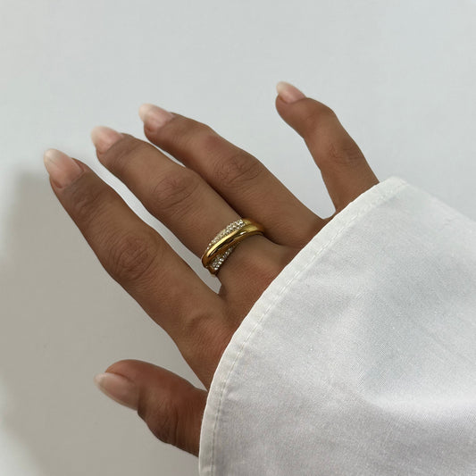 Bague Inna dorée en acier inoxydable – bague portée croisée élégante, ornée de zircons pavés, résistante à l’eau – Monalya