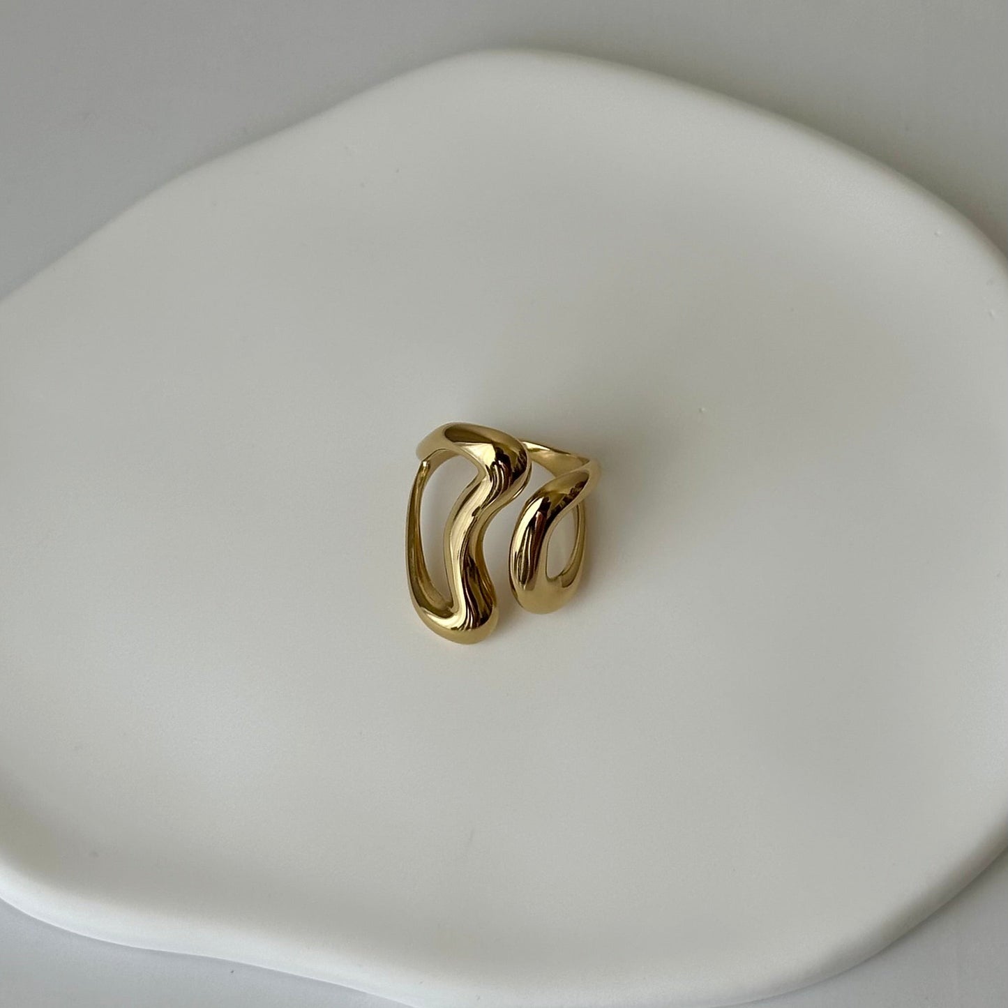 Bague Liv dorée en acier inoxydable – bague ondulée minimaliste, style fluide et moderne – bijou résistant à l’eau – Monalya