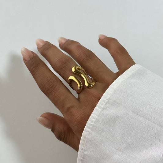 Bague Liv dorée en acier inoxydable portée au doigt – bague ondulée minimaliste, style fluide et moderne – bijou résistant à l’eau – Monalya