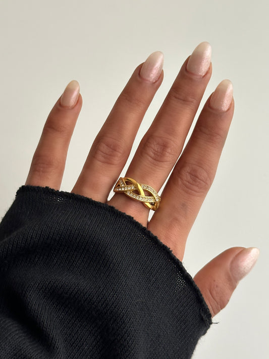 Bague Loeva en acier inoxydable doré entrelacée avec strass portée - Monalya