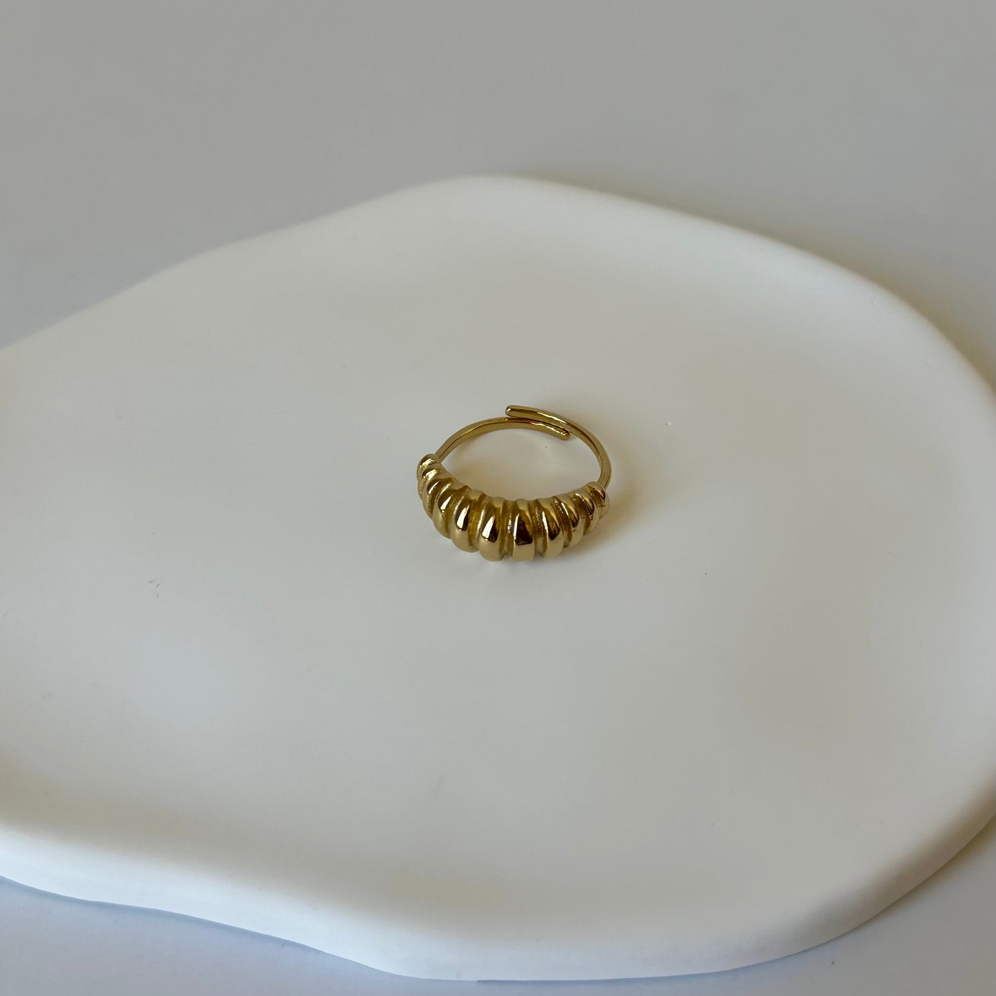 Bague Lyra dorée en acier inoxydable – bague ajustable effet torsadé résistante à l’eau – Monalya