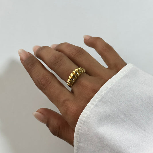 Bague Lyra dorée en acier inoxydable portée au doigt – bague ajustable effet torsadé – bijou résistant à l’eau – Monalya