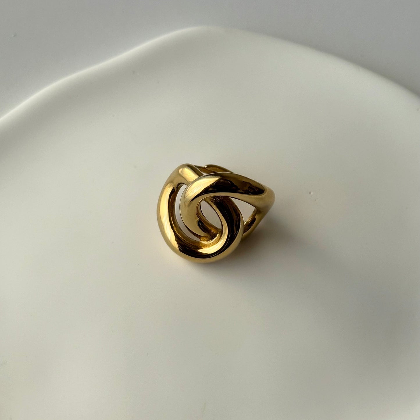 Bague Melina dorée en acier inoxydable – bague nœud élégante et résistante à l’eau – Monalya