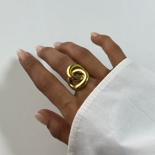Bague Melina dorée en acier inoxydable portée au doigt – bague nœud élégante – bijou résistant à l’eau – Monalya