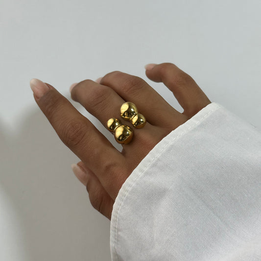 Bague Néris dorée en acier inoxydable portée au doigt – bague ouverte avec deux perles arrondies modernes – bijou résistant à l’eau – Monalya