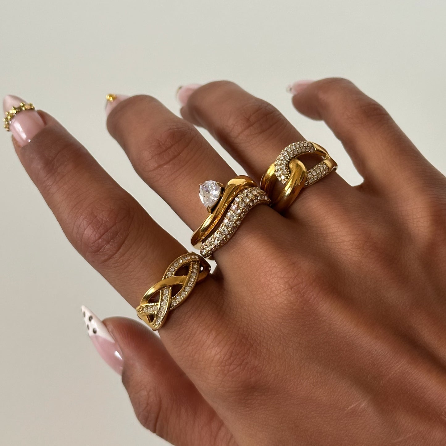 Bague Romy en acier inoxydable plaqué or 18K avec double anneau et zircons scintillants zoom sur les anneaux compo.