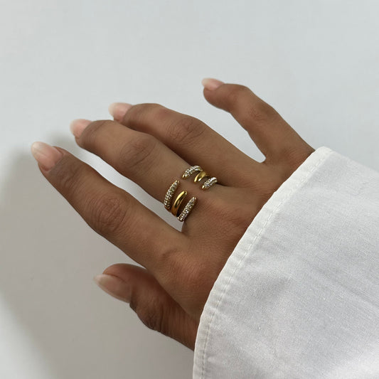 Bague Sélia dorée en acier inoxydable portée – bague ouverte élégante sertie de zircons – bijou résistant à l’eau – Monalya