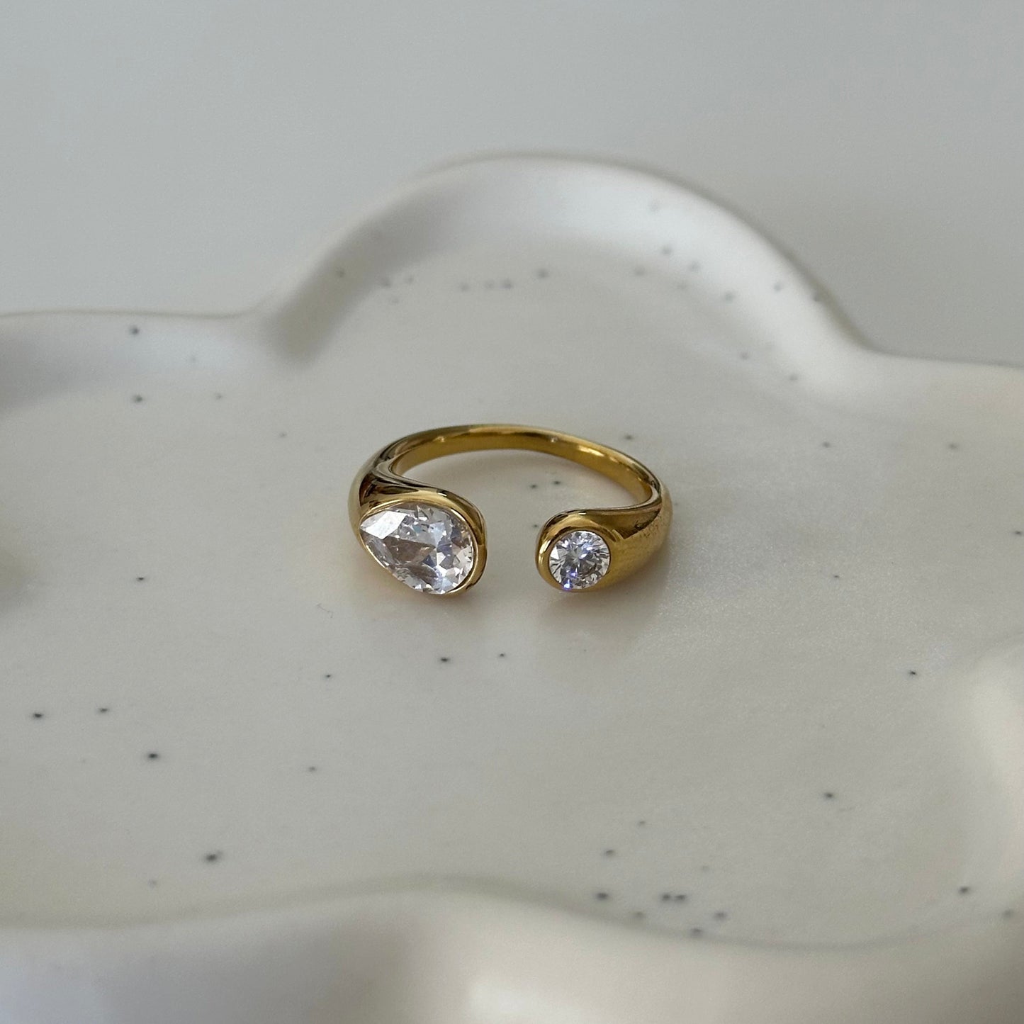 Bague Vanina en acier inoxydable doré avec deux zircons sertis de tailles différentes.