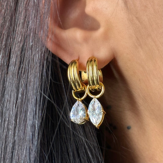 Paire de boucles Alix en acier inoxydable plaqué or 18K avec pendants zircons asymétriques portées.