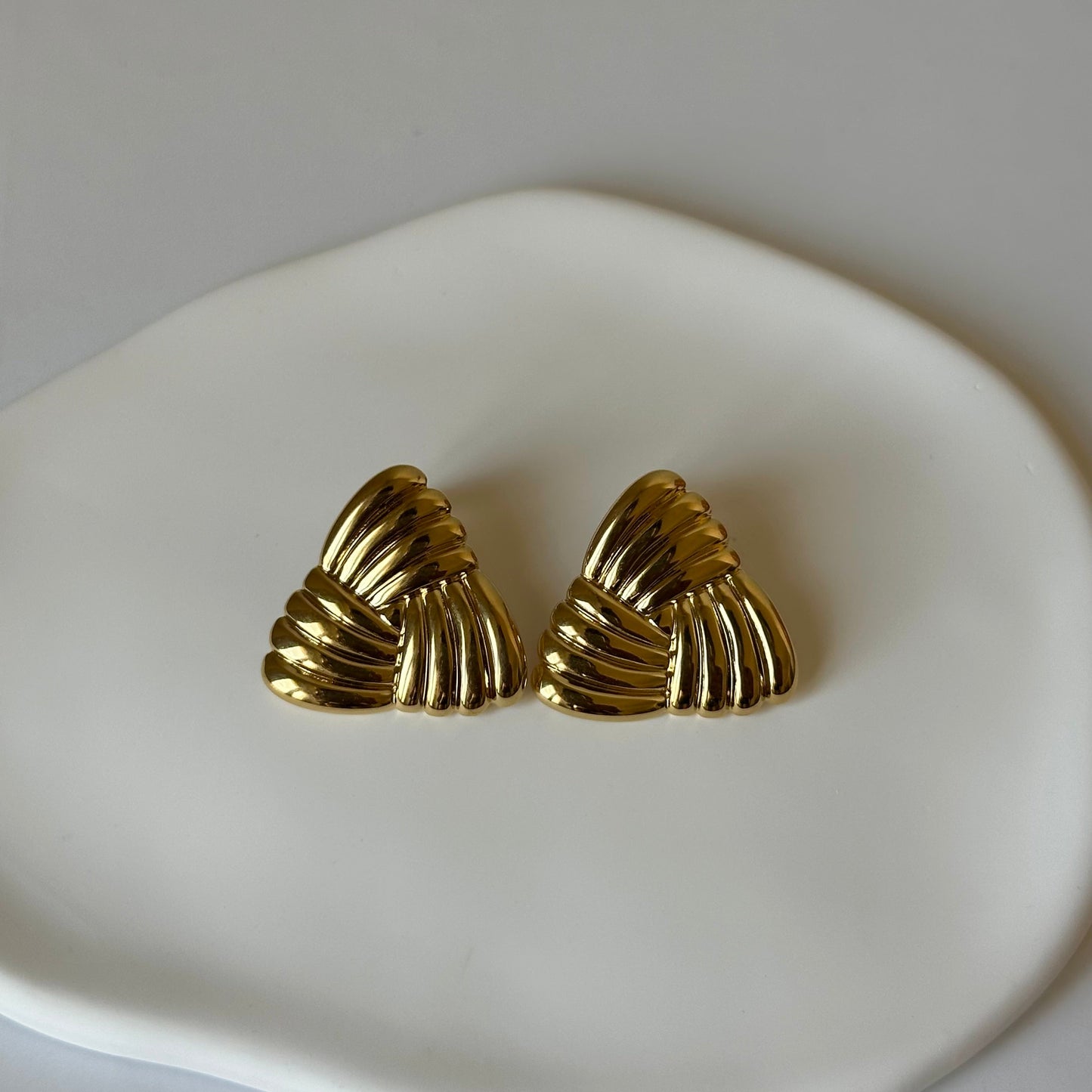 Boucles d’oreilles Hilda dorées en acier inoxydable – design triangulaire strié – Monalya
