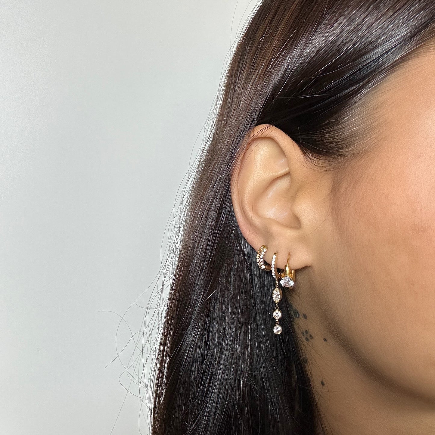 Boucles d’oreilles Néphora dorées en acier inoxydable compo – pendantes avec pierres scintillantes – Monalya