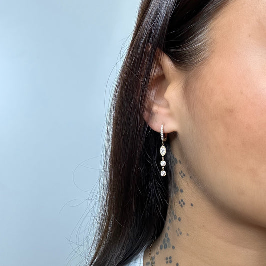 Boucles d’oreilles Néphora dorées en acier inoxydable portées – pendantes avec pierres scintillantes – Monalya