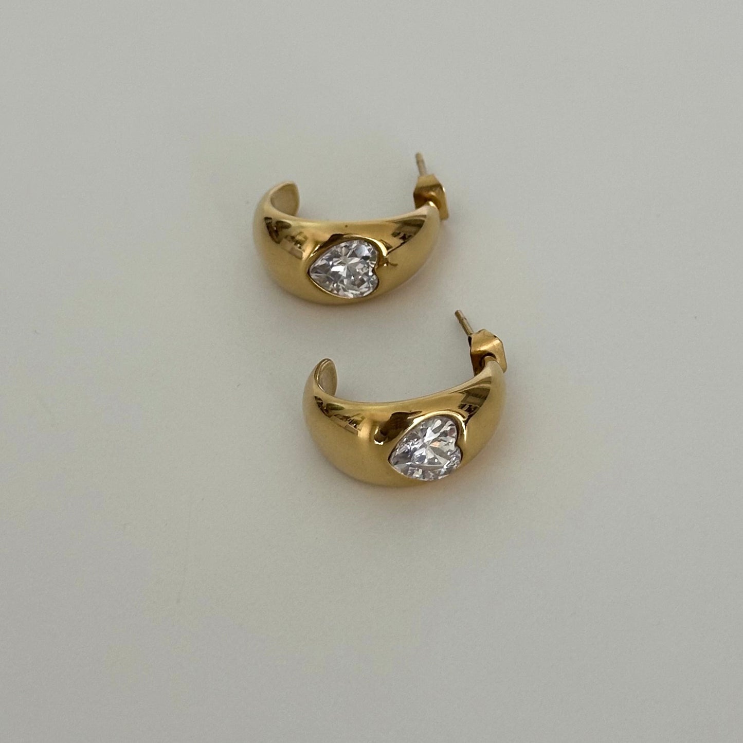 Boucles d’oreilles Tahia en acier inoxydable doré ornées d’un zircon cœur.