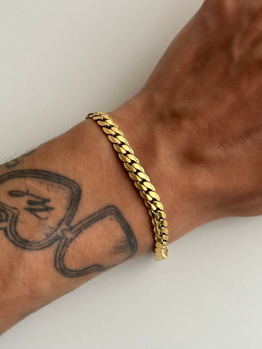 Bracelet Aime chaîne en acier inoxydable doré porté - Monalya