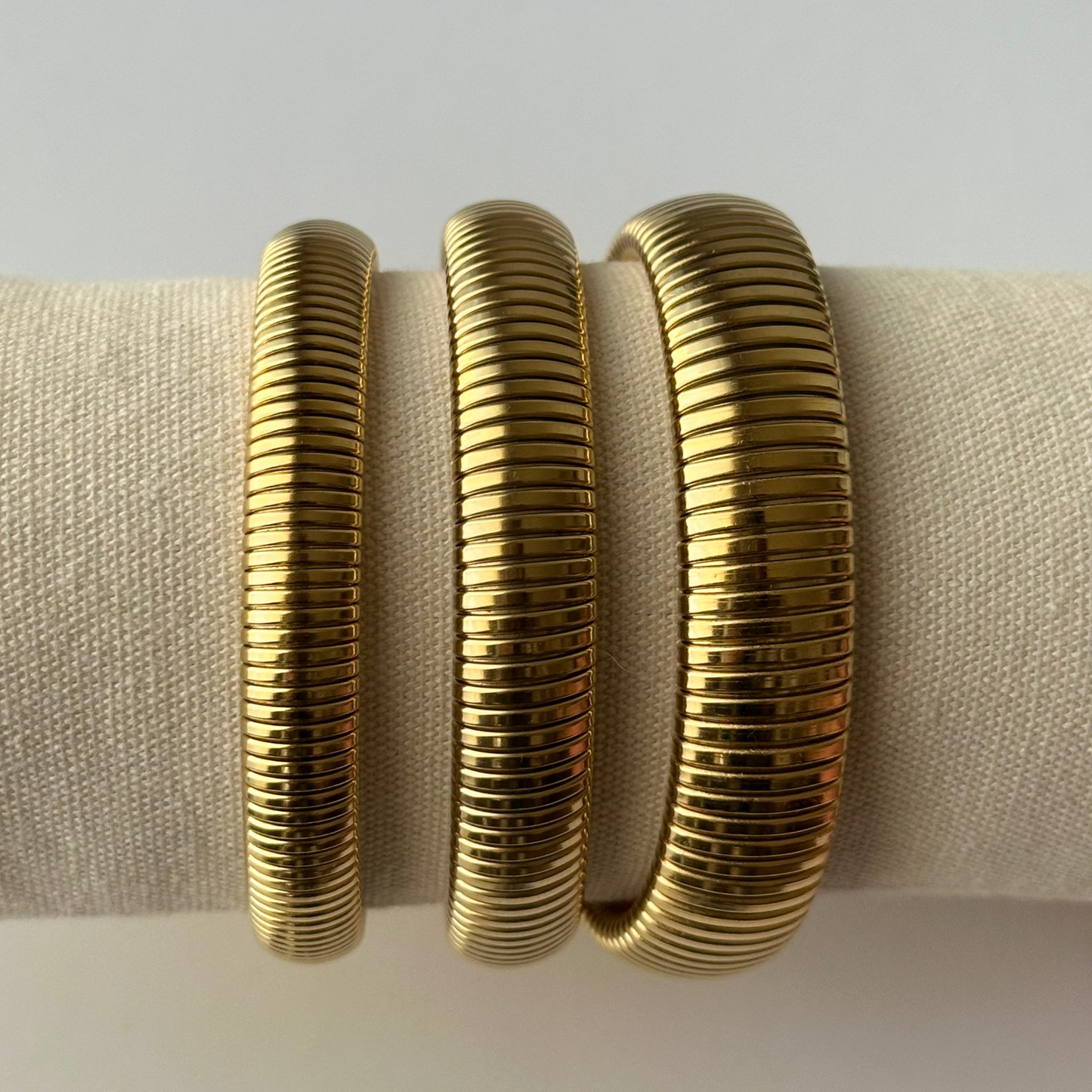 Bracelet élastique Saga doré en acier inoxydable – trois épaisseurs disponibles – bijou résistant à l’eau – Monalya