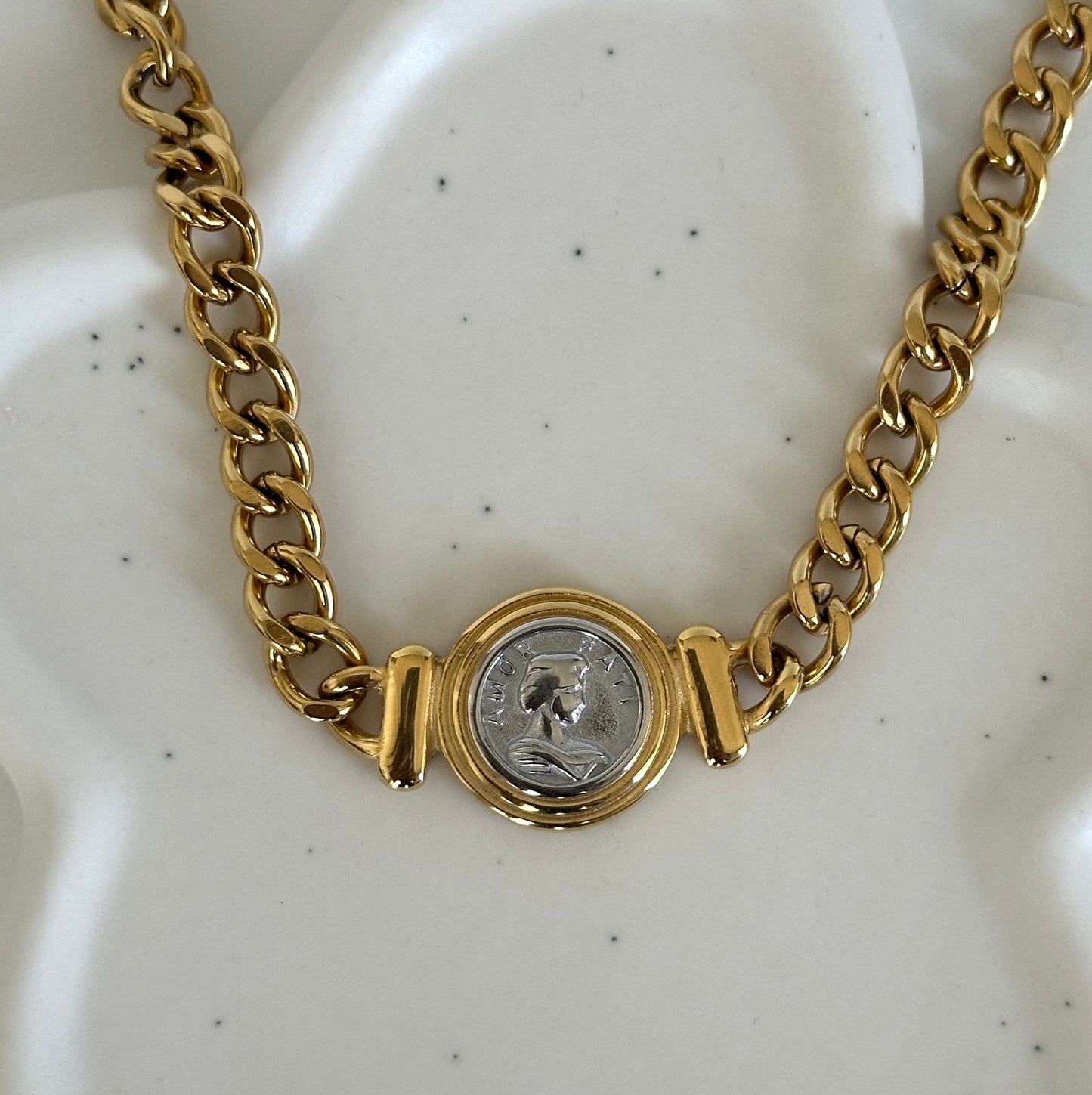 collier Fati acier inoxydable plaqué or 18k bicolore gros plan