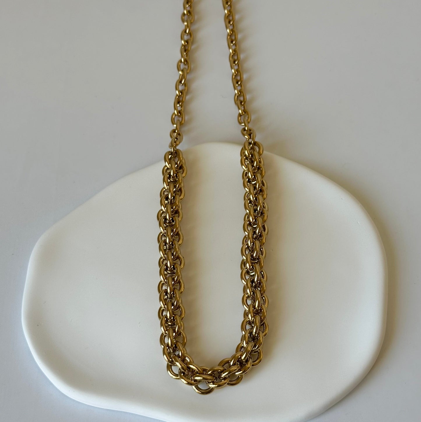 Collier Alba doré en acier inoxydable à maillons épais – style moderne et élégant – Monalya