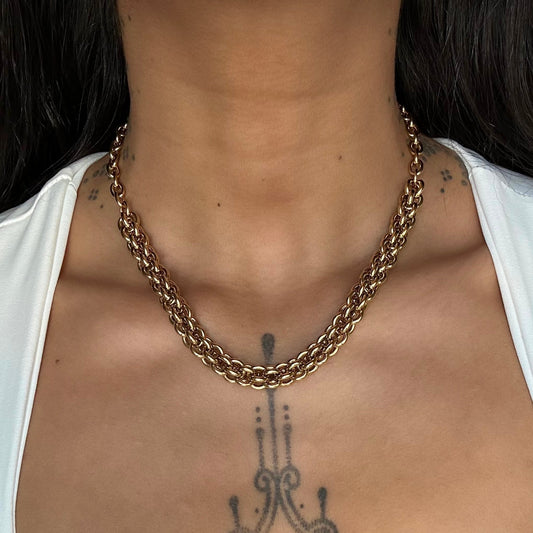 Collier Alba doré en acier inoxydable à maillons épais porté – style moderne et élégant – Monalya