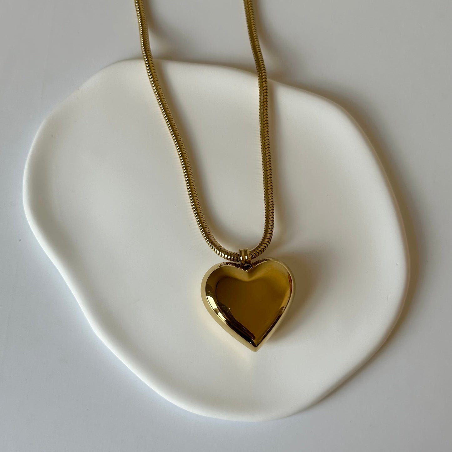 Collier Amara doré en acier inoxydable 304 – pendentif cœur brillant – bijou résistant à l’eau – Monalya
