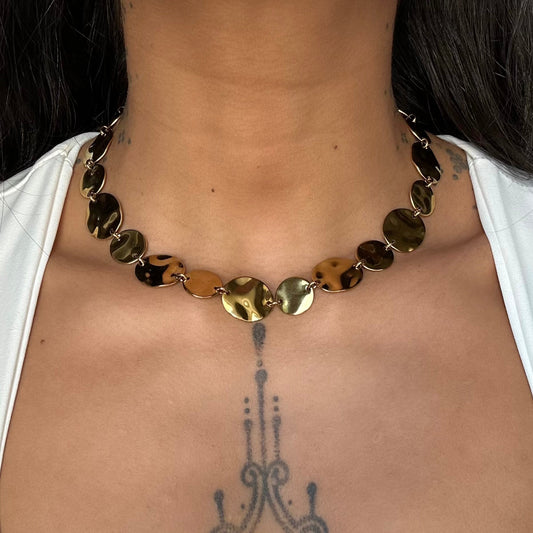Collier ras de cou Astrae doré en acier inoxydable porté – pastilles martelées brillantes – bijou résistant à l’eau – Monalya