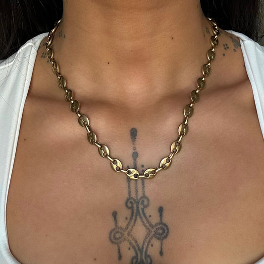 Collier Eryna doré en acier inoxydable 304 porté – chaîne à maillons grains de café – bijou résistant à l’eau – Monalya