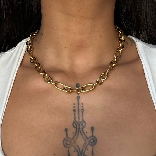 Collier Olia doré en acier inoxydable 304 porté – chaîne épaisse torsadée – bijou résistant à l’eau – Monalya
