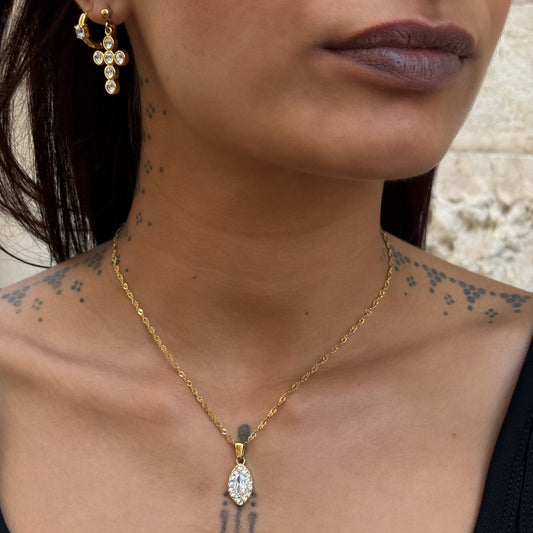 Collier Rose doré en acier inoxydable 316L porté seul, avec pendentif marquise serti de zircons.