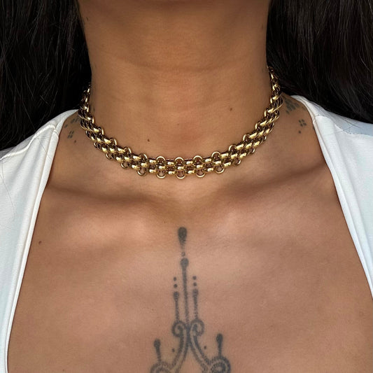 Collier Selma doré ras de cou en acier inoxydable porté – chaîne plate et brillante – bijou résistant à l’eau – Monalya