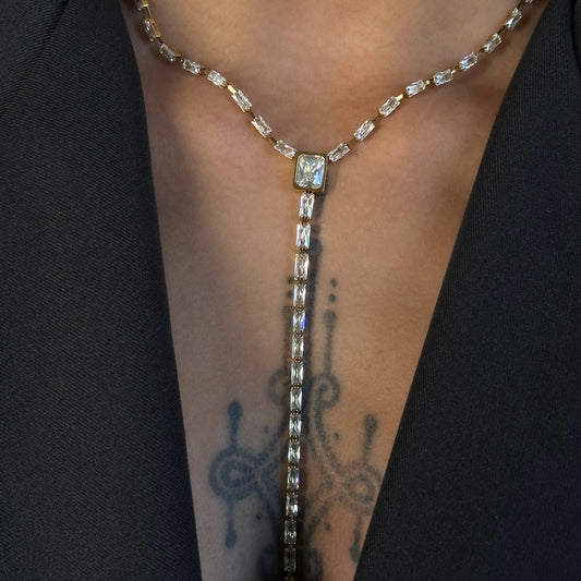Collier Vega en Y en acier inoxydable plaqué or 18K avec chaîne sertie de zircons porté.