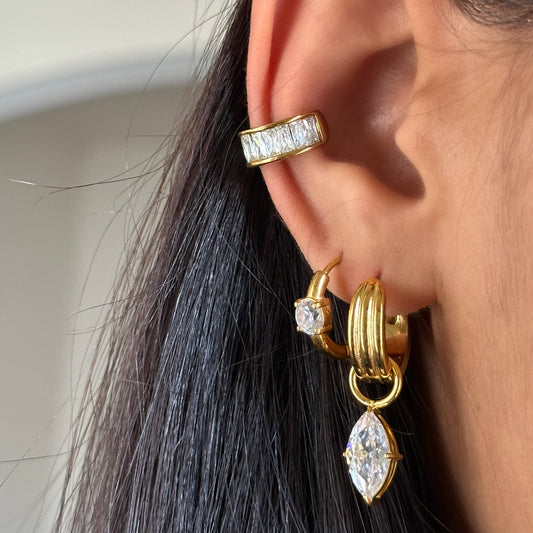 Earcuff Lou en acier inoxydable plaqué or 18K serti de zircons rectangulaires porté.