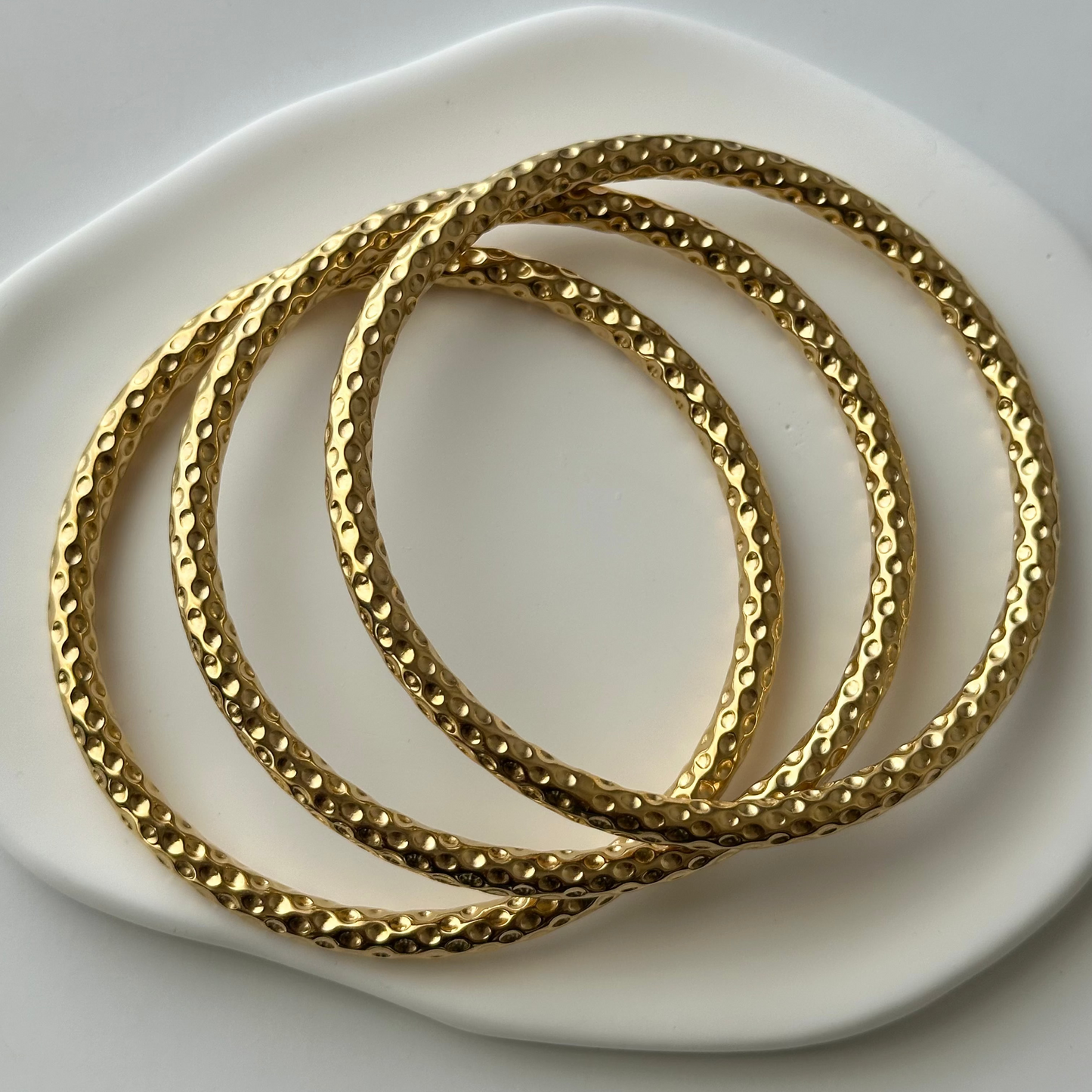 Lot de 3 joncs Skadi dorés en acier inoxydable – texture martelée – bijoux résistants à l'eau – Monalya