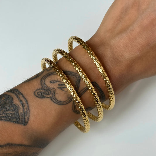 Lot de 3 joncs Skadi dorés en acier inoxydable porté – texture martelée – bijoux résistants à l'eau – Monalya