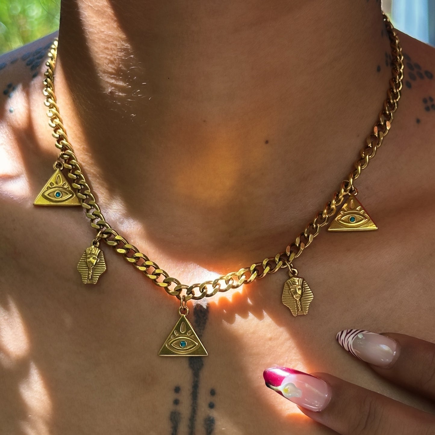 Collier Isis