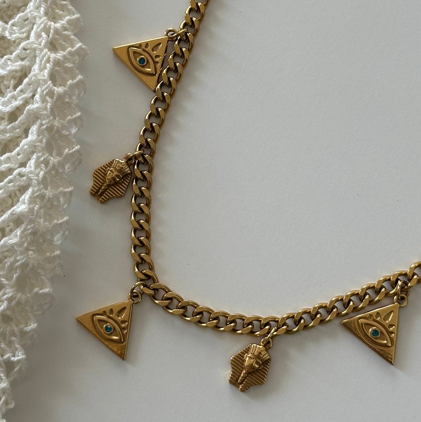 Collier Isis