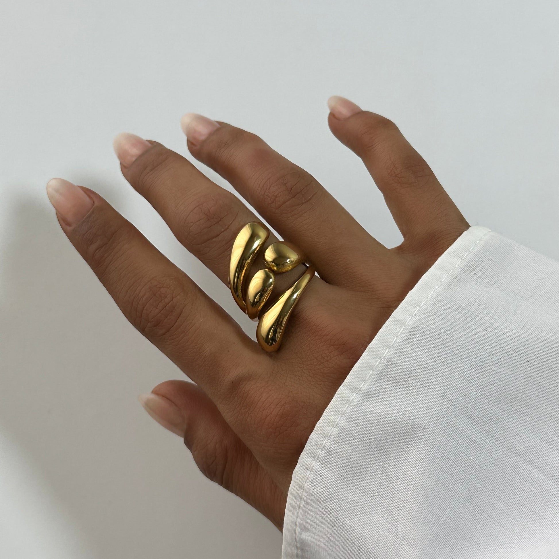 Bague Nola dorée en acier inoxydable portée au doigt – bague double vague organique – bijou résistant à l’eau – Monalya