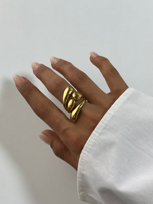 Bague Nola dorée en acier inoxydable portée au doigt – bague double vague organique – bijou résistant à l’eau – Monalya