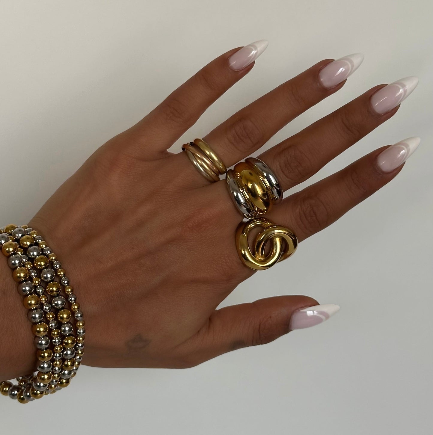 bague acier inoxydable plaqué or 18K Nyx portée sur la main style empilable