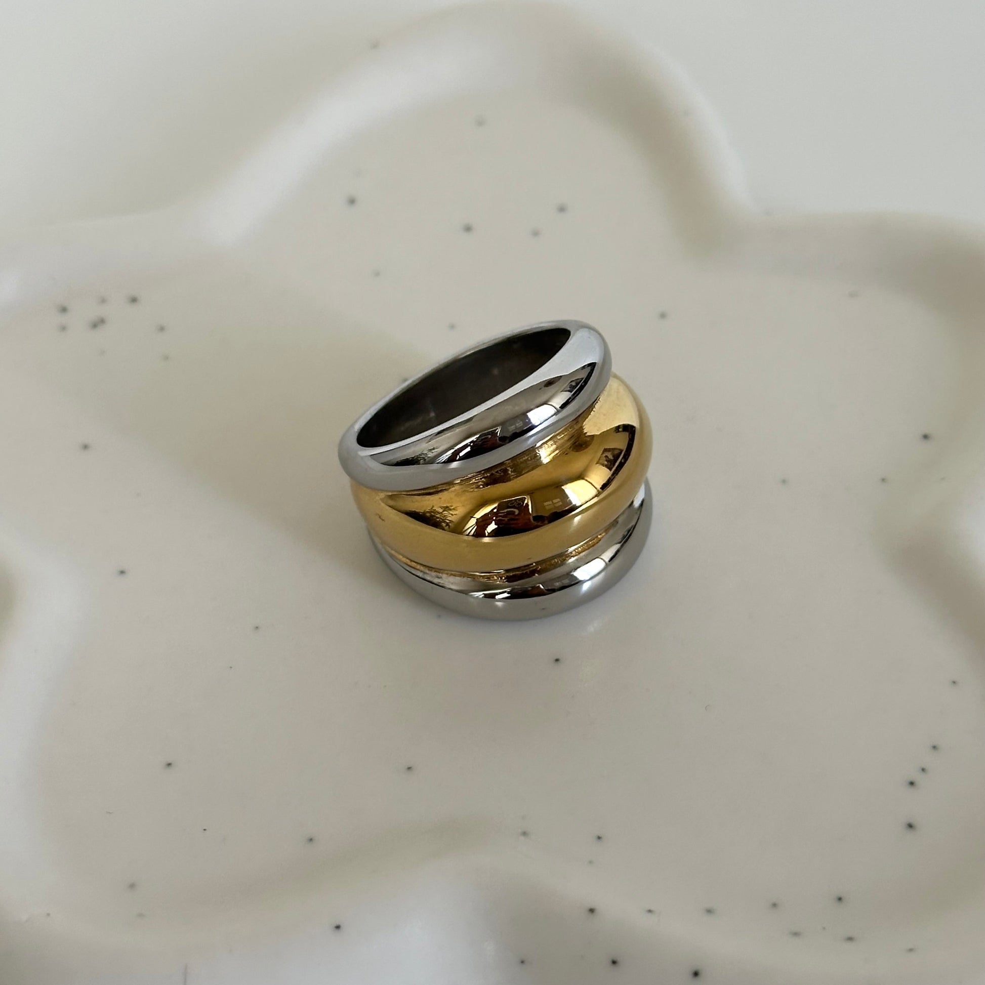 bague acier inoxydable plaqué or 18K Nyx bicolore gros plan