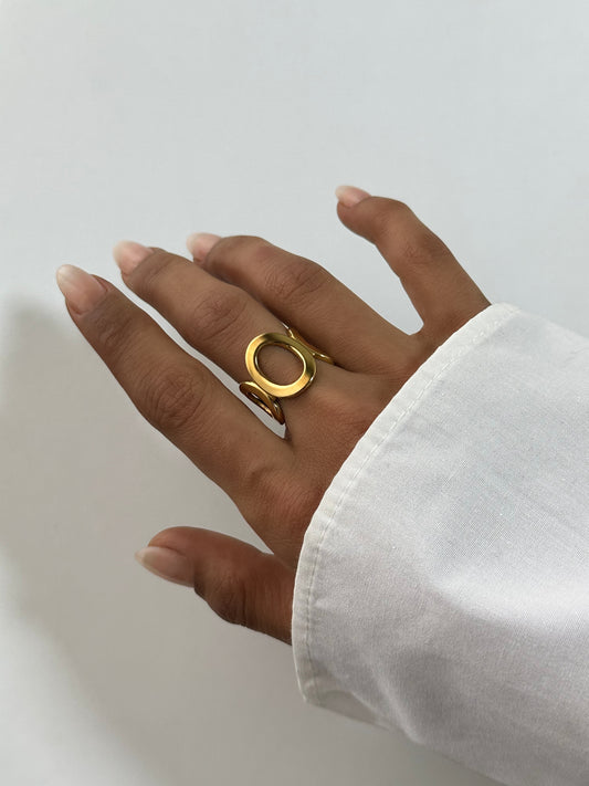 Bague Aurèa dorée en acier inoxydable portée au doigt – bijou minimaliste résistant à l’eau – Monalya