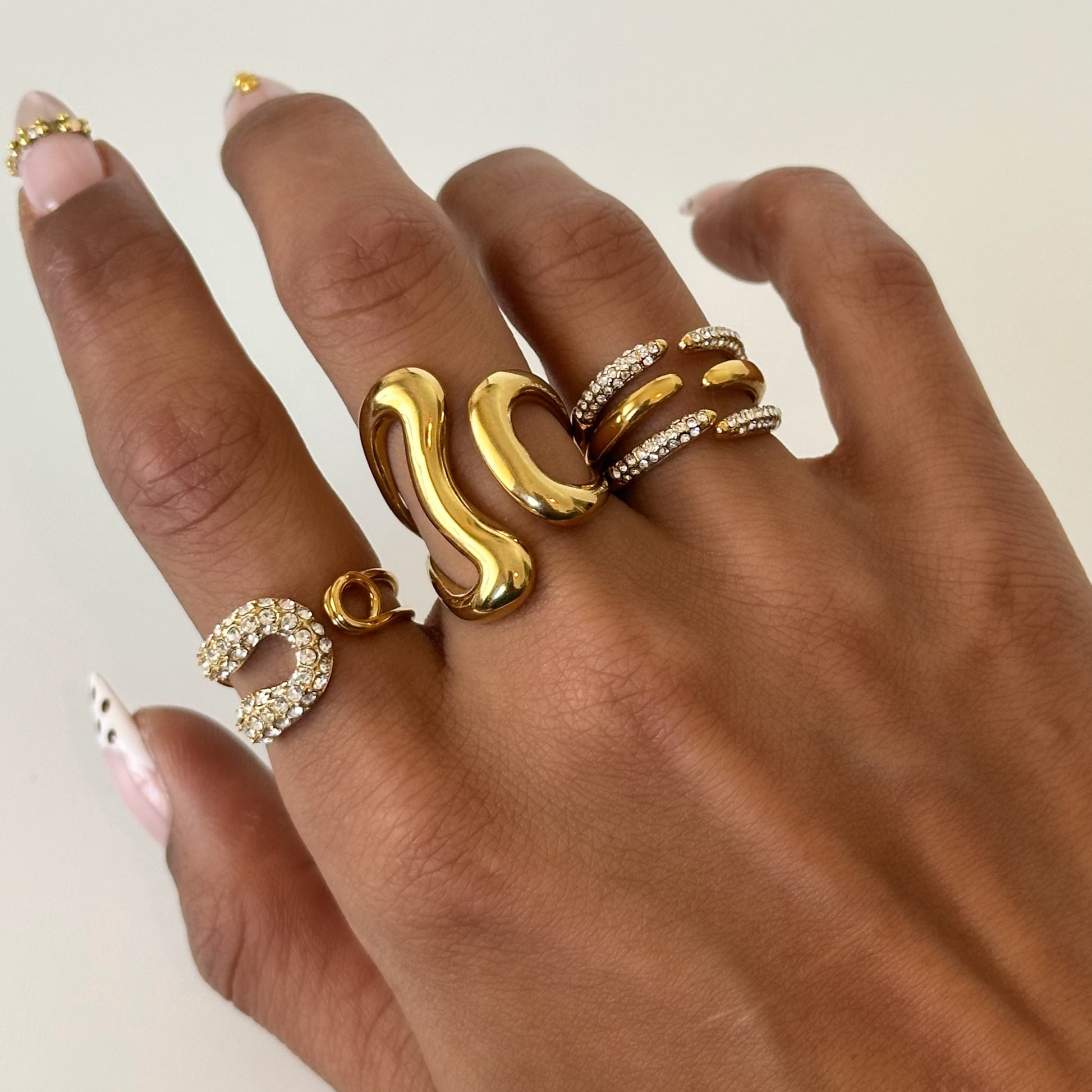 Bague Billie ajustable en acier inoxydable plaqué or 18K avec design en forme d’épingle et zircons scintillants zoom compo.